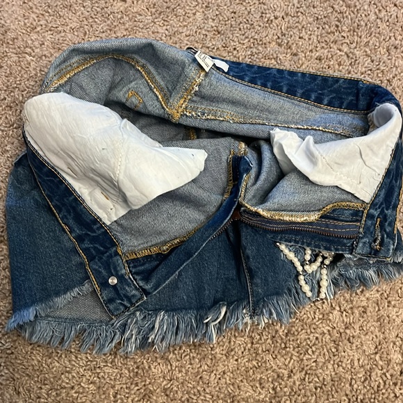 Forever, 21 women’s Jean shorts size 27 with embellishments - Picture 11 of 12
